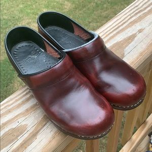 Dansko clog burgundy